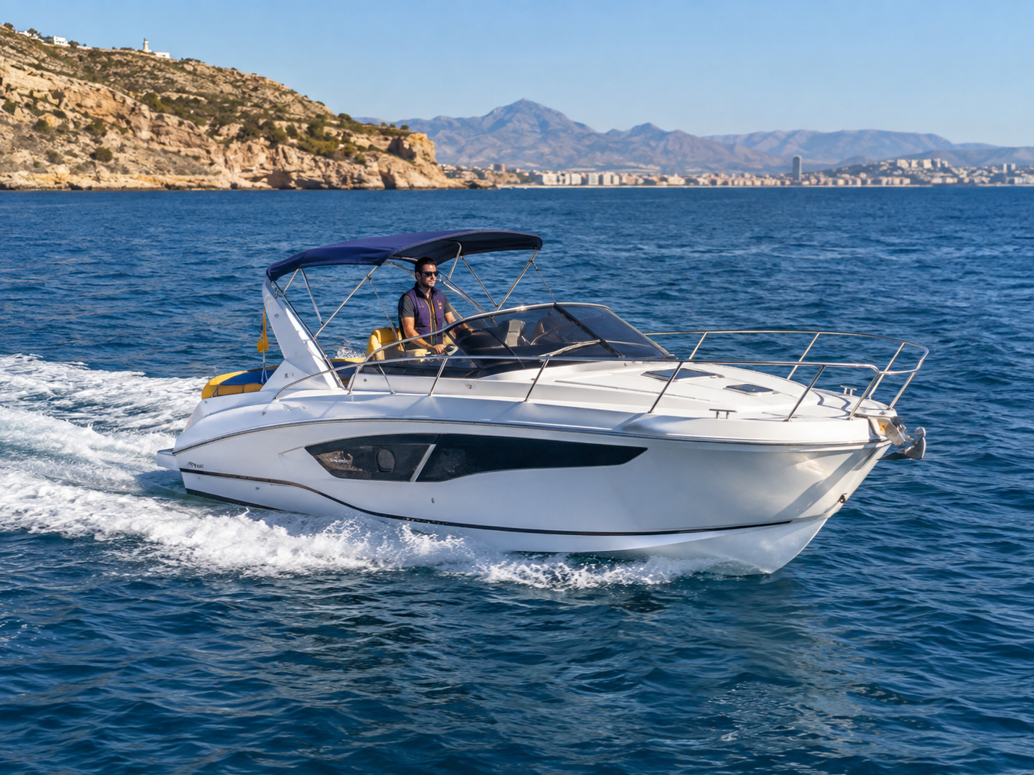 Embarcación de recreo a motor navegando por la costa mediterránea